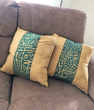 Load image into Gallery viewer, Gold and green Table Runner with 2 Cushions Set